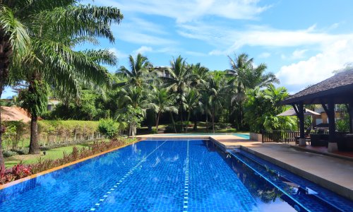 Комфортабельные апартаменты с 3 спальнями и с видом на сад, не далеко от моря в проекте Чом Таван, на пляже Бангтао/Лагуна