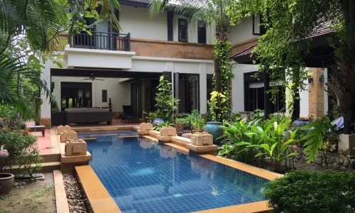 Модная вилла с 4 спальнями и с видом на бассейн, не далеко от моря в проекте Чом Таван, на пляже Бангтао/Лагуна (+ Видео обзор)