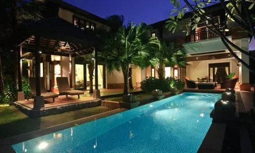 Модная вилла с 4 спальнями и с видом на бассейн, не далеко от моря в проекте Чом Таван, на пляже Бангтао/Лагуна (+ Видео обзор)