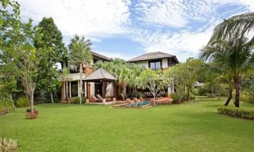 Модная вилла с 4 спальнями и с видом на бассейн, не далеко от моря в проекте Чом Таван, на пляже Бангтао/Лагуна (+ Видео обзор)