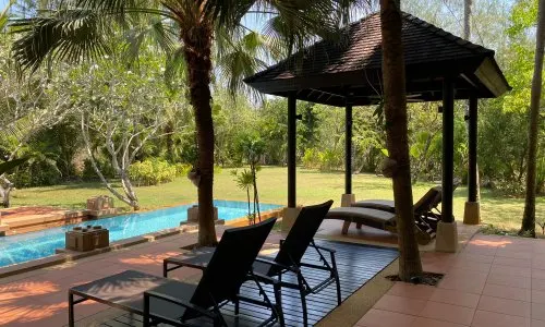 Модная вилла с 4 спальнями и с видом на бассейн, не далеко от моря в проекте Чом Таван, на пляже Бангтао/Лагуна (+ Видео обзор)