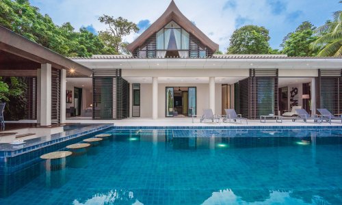 Удобная вилла премиум класса с 5 спальнями и с видом на море, на пляже Мыс Яму