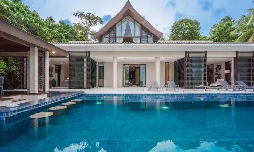 Удобная вилла премиум класса с 5 спальнями и с видом на море, на пляже Мыс Яму