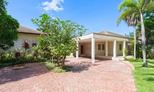 Модная вилла премиум класса с 5 спальнями и с видом на море, на пляже Натай