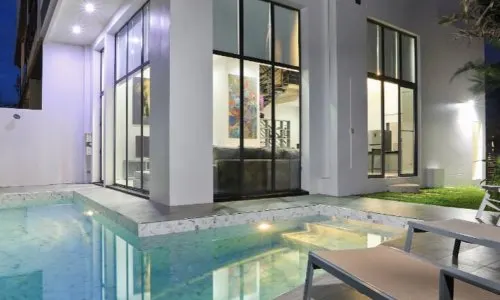 Шикарный таунхаус с 3 спальнями и с видом на бассейн, не далеко от моря, на пляже Ката Ной