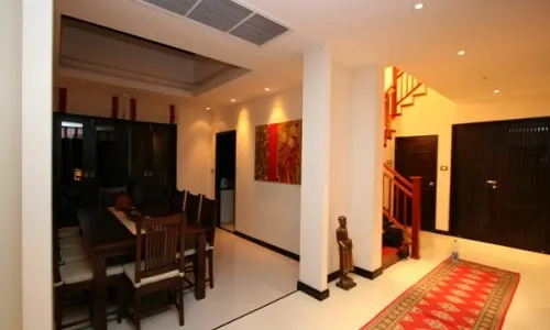 Превосходная вилла с 4 спальнями и с видом на бассейн, не далеко от моря в проекте Чом Таван, на пляже Бангтао/Лагуна (+ Видео обзор)