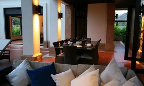 Превосходная вилла с 4 спальнями и с видом на бассейн, не далеко от моря в проекте Чом Таван, на пляже Бангтао/Лагуна (+ Видео обзор)