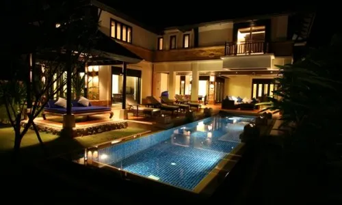 Превосходная вилла с 4 спальнями и с видом на бассейн, не далеко от моря в проекте Чом Таван, на пляже Бангтао/Лагуна (+ Видео обзор)