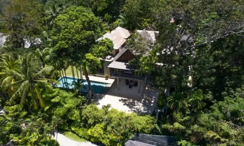 Уникальная вилла на берегу моря, расположенная в частном комплексе, примыкающем к курорту Трисара на западном побережье Пхукета.