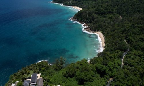 Уникальная вилла на берегу моря, расположенная в частном комплексе, примыкающем к курорту Трисара на западном побережье Пхукета.