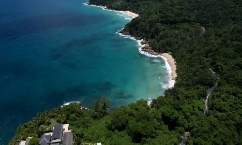 Уникальная вилла на берегу моря, расположенная в частном комплексе, примыкающем к курорту Трисара на западном побережье Пхукета.