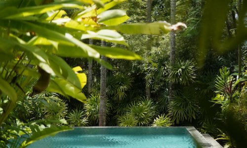 Уникальная вилла на берегу моря, расположенная в частном комплексе, примыкающем к курорту Трисара на западном побережье Пхукета.