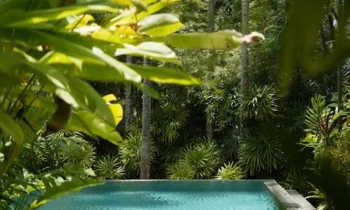 Уникальная вилла на берегу моря, расположенная в частном комплексе, примыкающем к курорту Трисара на западном побережье Пхукета.