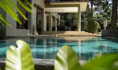 Уникальная вилла на берегу моря, расположенная в частном комплексе, примыкающем к курорту Трисара на западном побережье Пхукета.