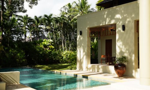 Уникальная вилла на берегу моря, расположенная в частном комплексе, примыкающем к курорту Трисара на западном побережье Пхукета.