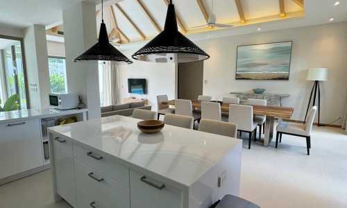 Превосходная вилла с 4 спальнями и с видом на бассейн в проекте Тричада Бриз, на пляже Бангтао/Лагуна