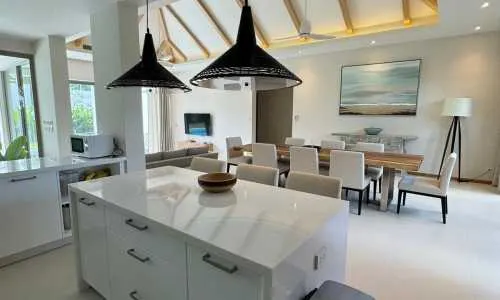 Превосходная вилла с 4 спальнями и с видом на бассейн в проекте Тричада Бриз, на пляже Бангтао/Лагуна