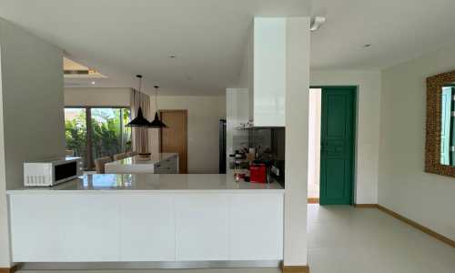 Превосходная вилла с 4 спальнями и с видом на бассейн в проекте Тричада Бриз, на пляже Бангтао/Лагуна