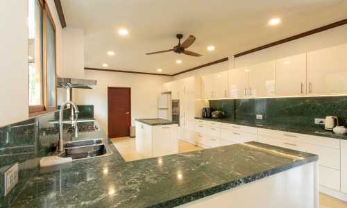 Удобная вилла с 5 спальнями и с видом на бассейн в проекте Сайтан, на пляже Бангтао/Лагуна (+ Видео обзор)