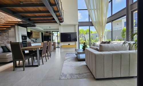 Комфортабельная вилла с 2 спальнями и с видом на бассейн в проекте Риверхауз Пхукет, на пляже Бангтао/Лагуна