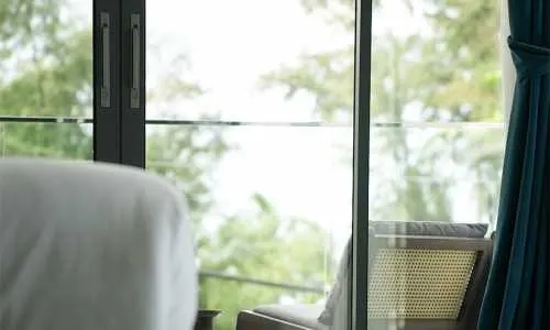 Premier Seaview c  эксклюзивным видом на море из номера в Kora 