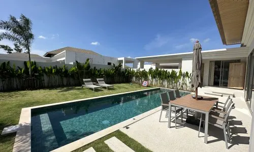 Великолепная вилла с 3 спальнями и с видом на бассейн в проекте Тричада Бриз, на пляже Бангтао/Лагуна