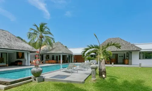 Комфортабельная вилла с 4 спальнями и с видом на бассейн в проекте Лаян Хиллс Естейт, на пляже Бангтао/Лагуна