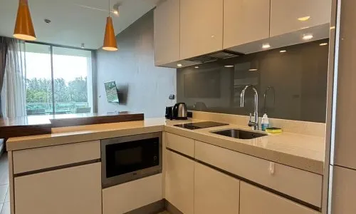 Восхитительные апартаменты с 1 спальней и с видом на город в проекте Оушен Стоун, на пляже Бангтао/Лагуна