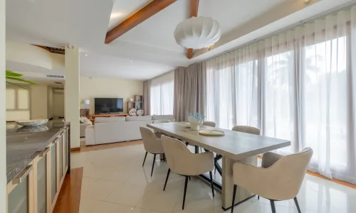 Комфортабельная вилла с 4 спальнями и с видом на бассейн в проекте Ангсана Виллас Резорт, на пляже Бангтао/Лагуна