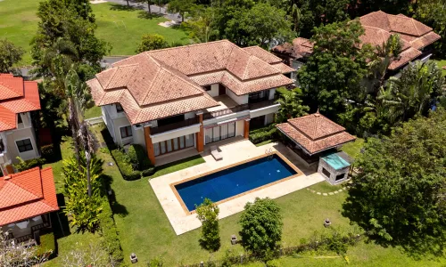 Комфортабельная вилла с 4 спальнями и с видом на бассейн в проекте Ангсана Виллас Резорт, на пляже Бангтао/Лагуна