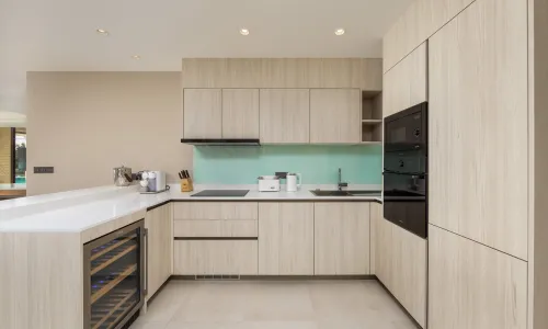 Роскошные апартаменты с 2 спальнями и с видом на озеро, не далеко от моря в проекте Ангсана Бичфронт, на пляже Бангтао/Лагуна