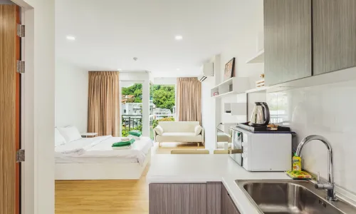 Комфортабельные апартаменты студия и с видом на город в проекте Ката Озон, на пляже Ката