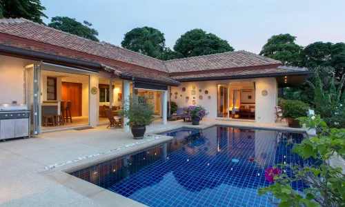 Cтильная вилла с 4 спальнями и с видом на море в проекте Катаманда, на пляже Ката