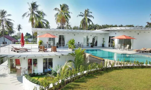 Потрясающие апартаменты с 2 спальнями и с видом на бассейн, на пляже Найхарн