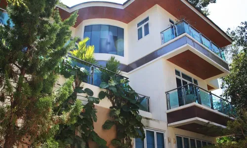 Превосходная вилла с 4 спальнями и с видом на горы, на пляже Ката