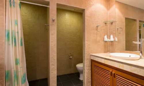 Cтильная вилла с 4 спальнями и с видом на море в проекте Катаманда, на пляже Ката