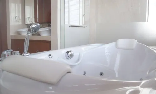 Роскошные апартаменты с 2 спальнями и с видом на горы в проекте Роял Пхукет Марина, на пляже Ко Кеу