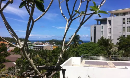 Восхитительные апартаменты с 2 спальнями и с видом на бассейн в проекте Карон Хилл, на пляже Карон