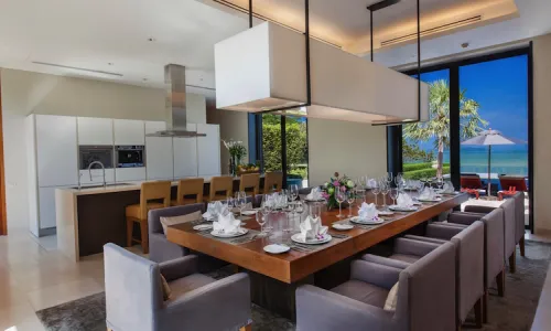 Роскошная вилла премиум класса с 9 спальнями и с видом на море в проекте Зе Бэй, на пляже Мыс Яму