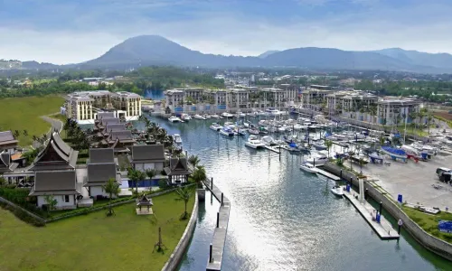 Роскошные апартаменты с 2 спальнями и с видом на горы в проекте Роял Пхукет Марина, на пляже Ко Кеу