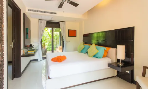 Модная вилла с 4 спальнями и с видом на бассейн, не далеко от моря в проекте Чом Таван, на пляже Бангтао/Лагуна