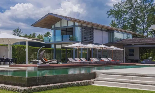 Великолепная вилла премиум класса с 6 спальнями и с видом на море в проекте Сава виллаc, на пляже Натай