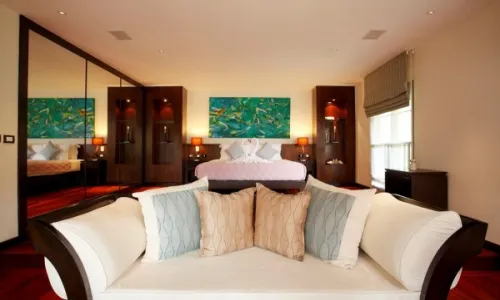 Модная вилла с 4 спальнями и с видом на бассейн, не далеко от моря в проекте Чом Таван, на пляже Бангтао/Лагуна