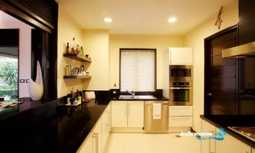 Удобная вилла с 3 спальнями и с видом на бассейн, не далеко от моря в проекте Чом Таван, на пляже Бангтао/Лагуна