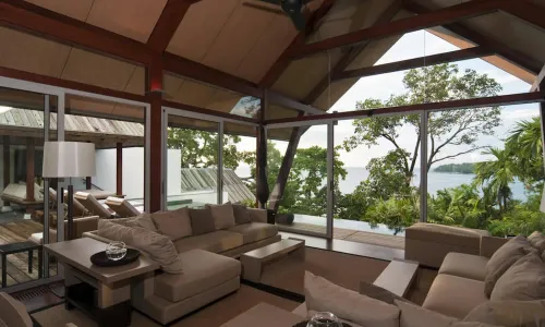 Прекрасная вилла премиум класса с 4 спальнями и с видом на море в проекте Аманпури, на пляже Сурин