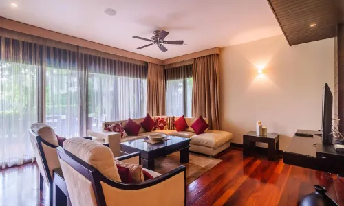 Модные апартаменты с 3 спальнями и с видом на сад, не далеко от моря в проекте Чом Таван, на пляже Бангтао/Лагуна