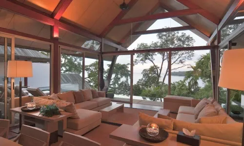 Прекрасная вилла премиум класса с 4 спальнями и с видом на море в проекте Аманпури, на пляже Сурин