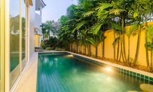 Сногсшибательная вилла с 3 спальнями и с видом на бассейн в проекте Мед Вилладж, на пляже Равай