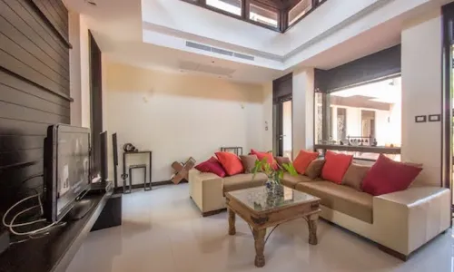 Сногсшибательная вилла с 3 спальнями и с видом на бассейн, не далеко от моря в проекте Чом Таван, на пляже Бангтао/Лагуна