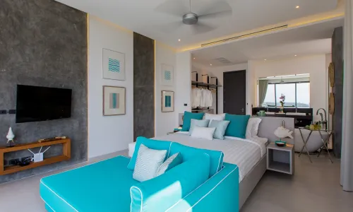 Превосходная вилла премиум класса с 5 спальнями и с видом на море, на пляже Ката